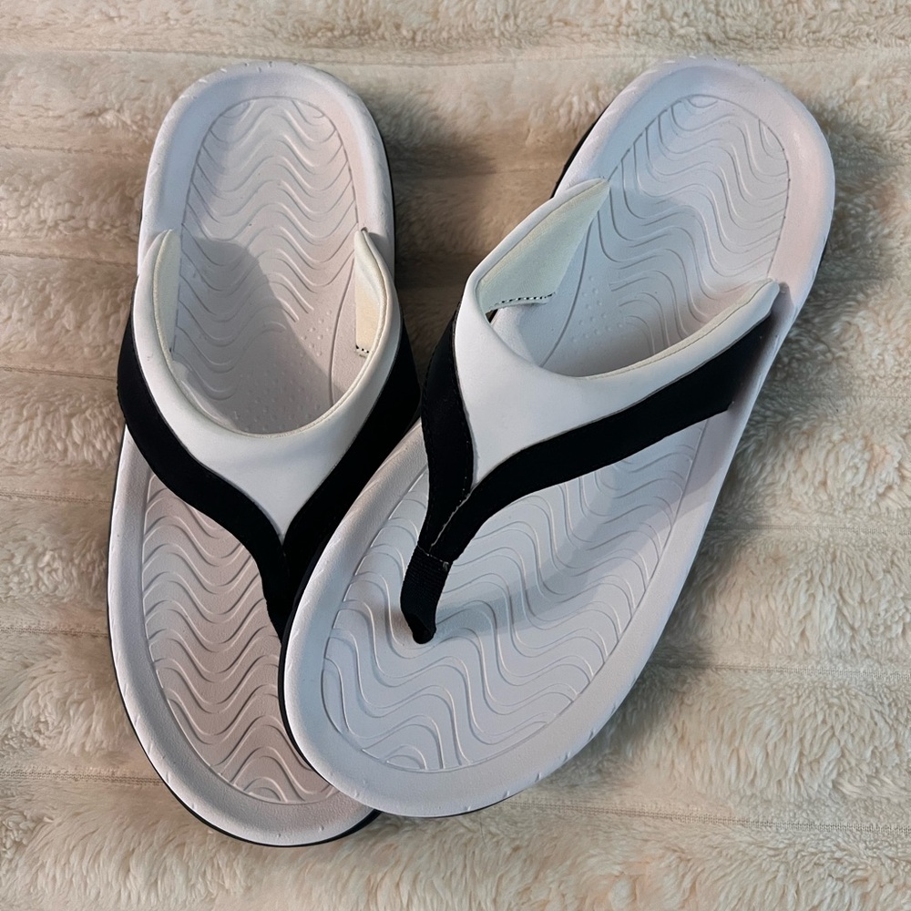Never Worn Womens Avis Flip-Flops 10